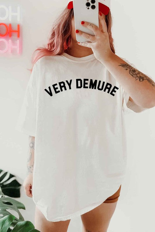 VERY DEMURE OVERSIZED GRAPHIC TEE - Fuzzys Fashion USA
